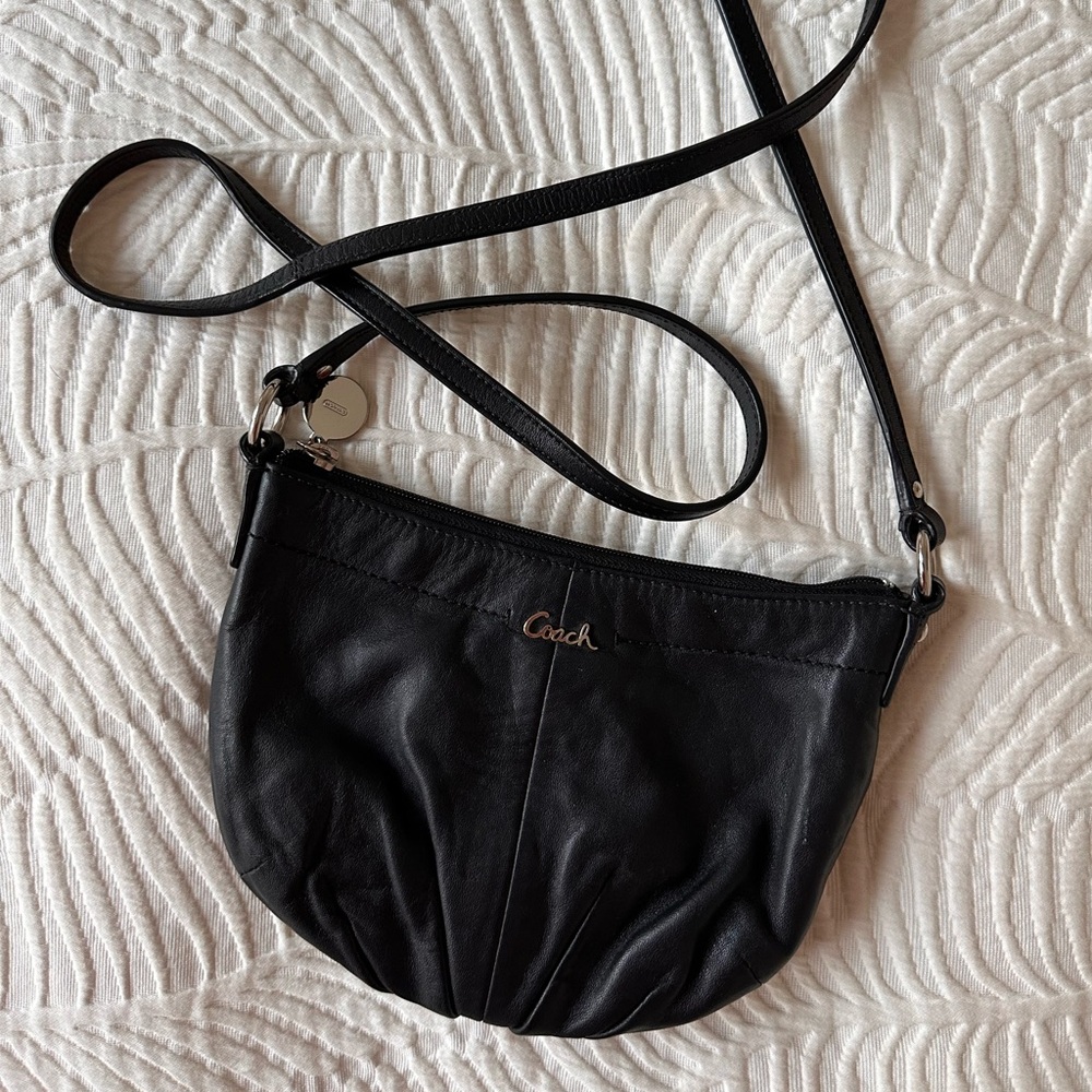 black leather coach shoulder bag - barely worn! Perfect for everyday use!